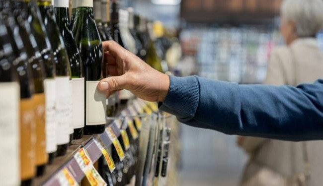 На скільки в лютому подорожчав алкоголь, цигарки та послуги ресторанів