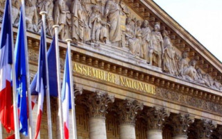 Во Франции рассмотрят резолюцию о конфискации замороженных активов РФ в пользу Украины — Le Figaro
