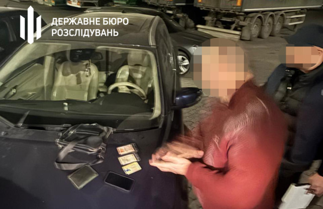 Инспекторов таможни подозревают в переправке мужчины в Венгрию за 8 тысяч долларов