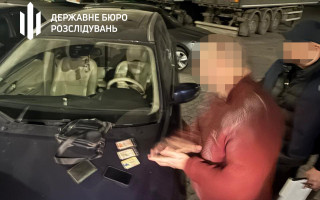 Инспекторов таможни подозревают в переправке мужчины в Венгрию за 8 тысяч долларов