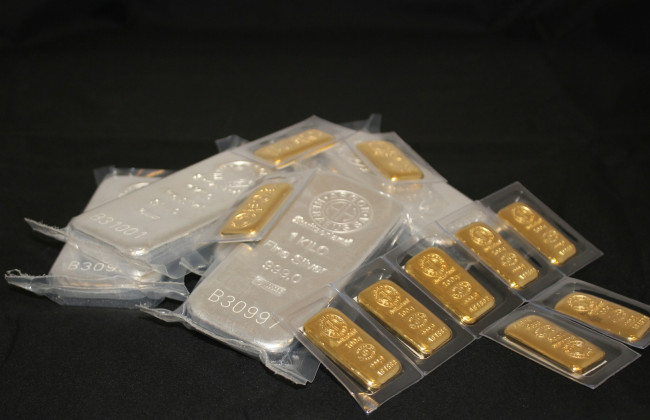 Золото достигло рекордной цены в почти $3 тысячи на фоне торговой политики администрации США