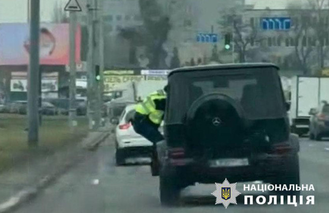 В Киеве суд взял под стражу водителя, который прокатил полицейского на дверях своего авто