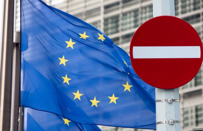 Послы ЕС одобрили продление санкций против России, но исключили из списка четырех человек