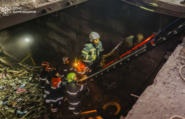В Харькове спасатели пять часов вызволяли мужчину, который застрял в трубе