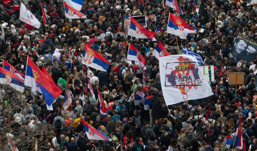 У Сербії з новою силою спалахнули масштабні протести проти уряду, фото і відео