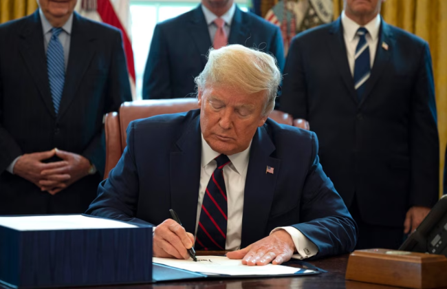 Трамп підписав указ, спрямований на ліквідацію агентств — серед них агентство, яке керує «Голосом Америки» та «Радіо Свобода»