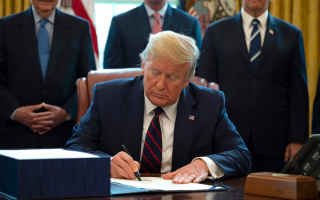 Трамп підписав указ, спрямований на ліквідацію агентств — серед них агентство, яке керує «Голосом Америки» та «Радіо Свобода»
