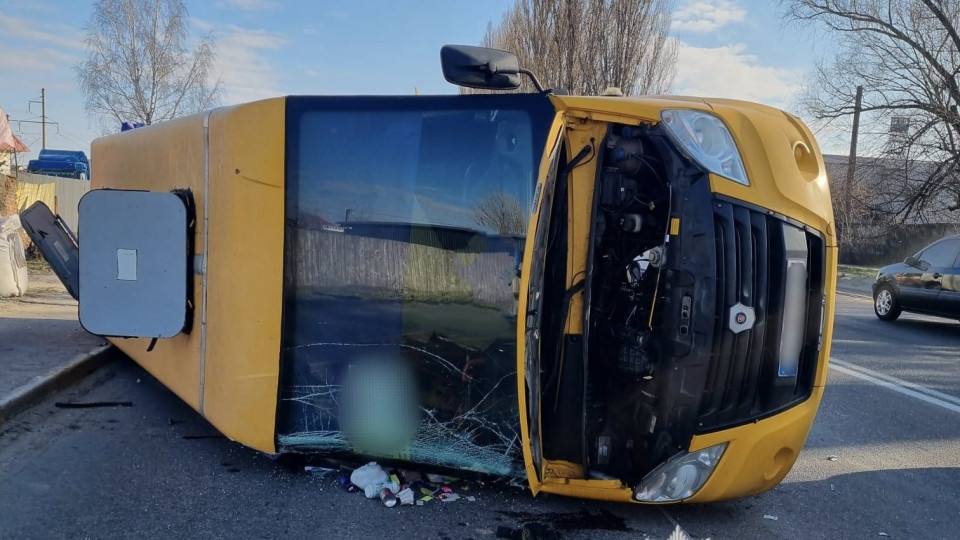 У Вишневому під Києвом перевернулася маршрутка з пасажирами в результаті ДТП, фото