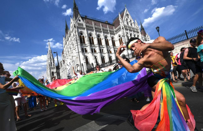 Партія Орбана пропонує заборонити ЛГБТК+ прайди та штрафувати учасників