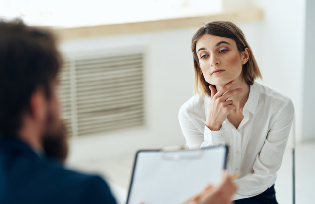 ИТ-компании возвращаются к очным собеседованиям из-за мошенничества с использованием ИИ