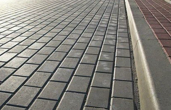 В Хмельницкой области чиновник растратил бюджетные средства на закупки тротуарной плитки