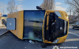 У Вишневому під Києвом перевернулася маршрутка з пасажирами в результаті ДТП, фото