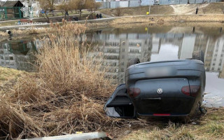 На Київщині автомобіль врізався у металевий відбійник та перекинувся на дах, фото