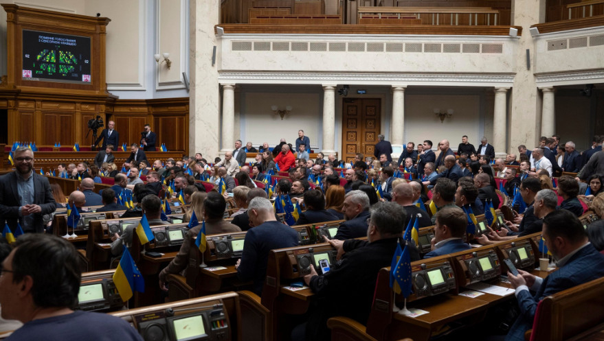 За період призупинення дії трудового договору роботодавець не зобов’язаний виплачувати зарплату, гарантійні та компенсаційні виплати – Рада схвалила законопроект