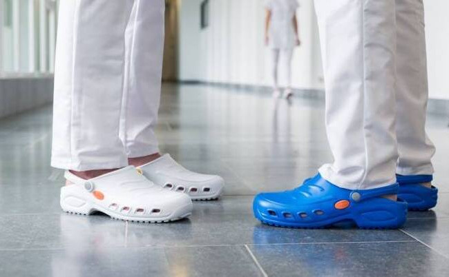 У Рівному медикам продали неякісне взуття на майже 4 мільйони гривень