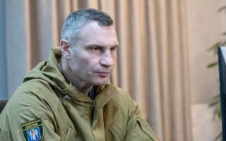 У Києві уламки російського дрона впали на території школи — перші подробиці