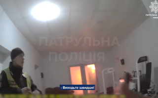 У Києві спалахнув хостел у Голосіївському районі – відео