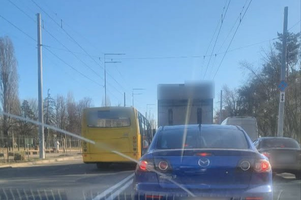 В Киеве оштрафовали водителя маршрутки, о нарушении ПДД которого «гудели» соцсети