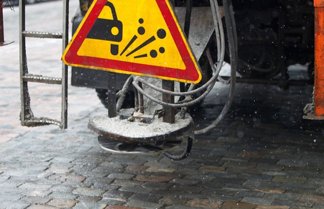 В Киеве на дороги вывели более 150 единиц спецтехники для борьбы с гололедицей