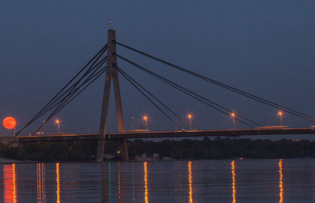 Не удалось спасти — в Киеве мужчина прыгнул с Северного моста