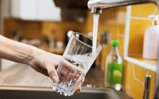 Чому вода в Києві має запах риби і чи безпечно її пити
