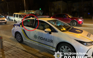 В Киеве мужчина нанес телесные повреждения полицейскому и повредил его служебное авто