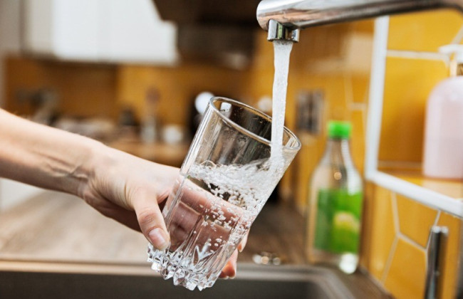 Почему вода в Киеве имеет запах рыбы и безопасно ли ее пить