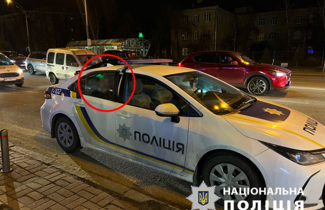 В Киеве мужчина нанес телесные повреждения полицейскому и повредил его служебное авто