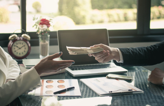 Налоговая разъясняет, является ли базой начисления ЕСВ сумма выходного пособия работнику при увольнении