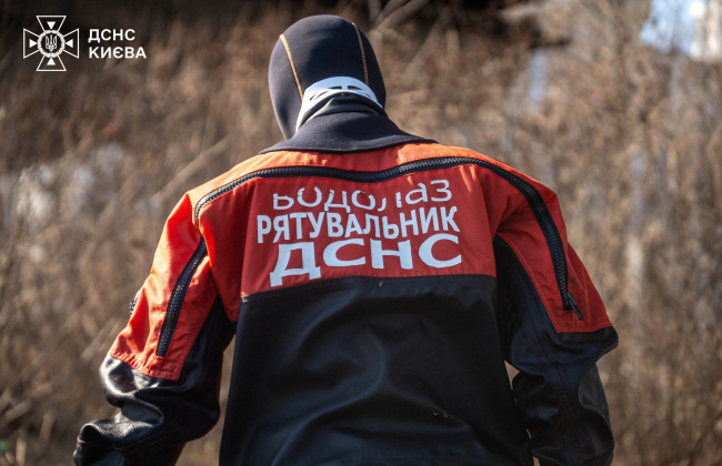 В Киеве мужчина открыл стрельбу в страховой компании, а затем прыгнул с моста