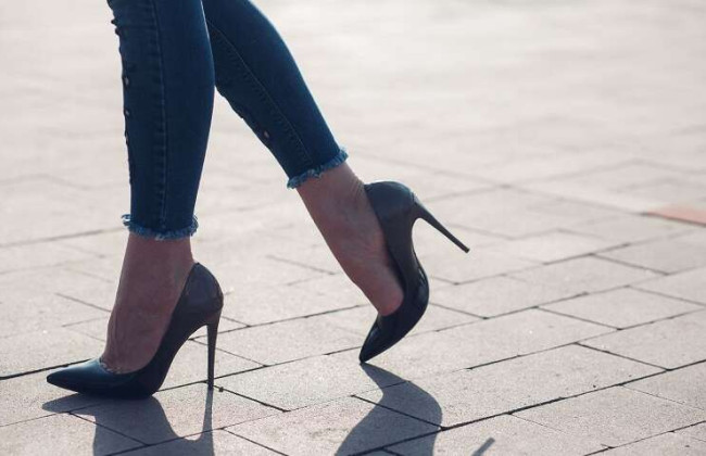 Греция ввела штрафы за туфли на шпильках в исторических местах