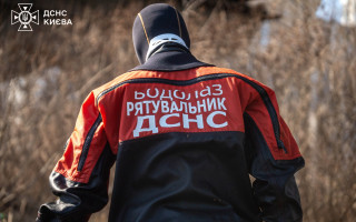 В Киеве мужчина открыл стрельбу в страховой компании, а затем прыгнул с моста