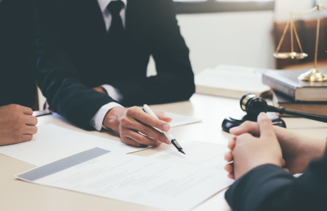 В США женщине наняла адвоката, чтобы он подал в суд на ее экс-адвоката, который пропустил срок подачи иска