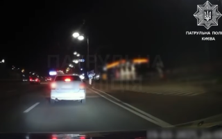 У Києві водій катався містом з перевернутим номерним знаком – відео