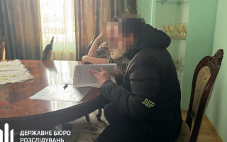 Инспектор Львовской таможни собственным авто вывезла в Польшу четырех военнообязанных — ГБР