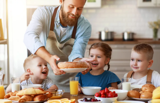 Имеет ли отец троих детей право на дополнительный отпуск, если мать не работает — разъяснение
