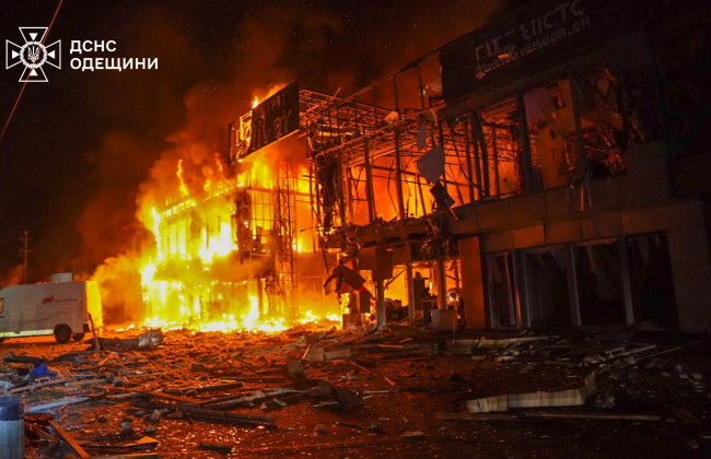 Россияне атаковали дронами пригород Одессы – горели торговый центр, магазины, есть пострадавшие