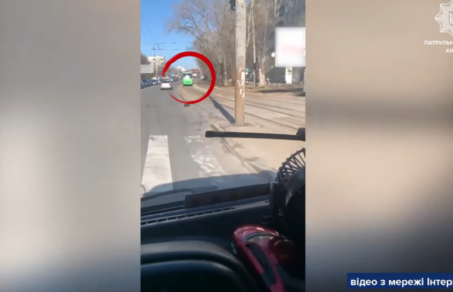 Водителя маршрутки, который вез пассажиров в объезд пробки по трамвайным путям в Киеве, – оштрафовали