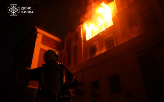 У Києві уламки шахеда впали на будинок, фото та відео