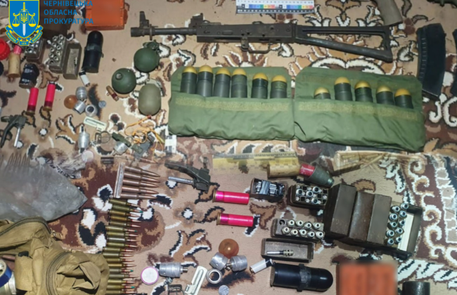 Гранати, набої, автомати — на Буковині судитимуть чоловіка, який зберігав вдома арсенал боєприпасів