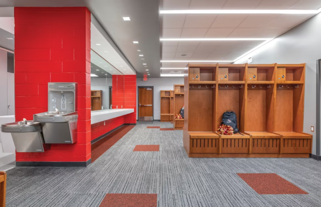 В США родители обвиняют школу в наказании девушек, отказавшихся переодеваться перед учеником-трансгендером