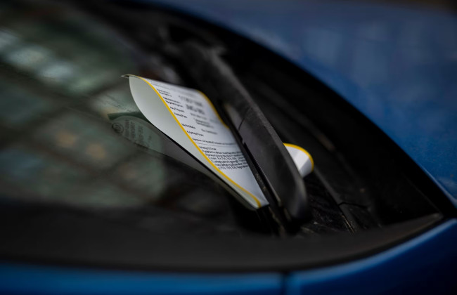 Автомобіль української делегації отримав штраф у Фінляндії через порушення паркування