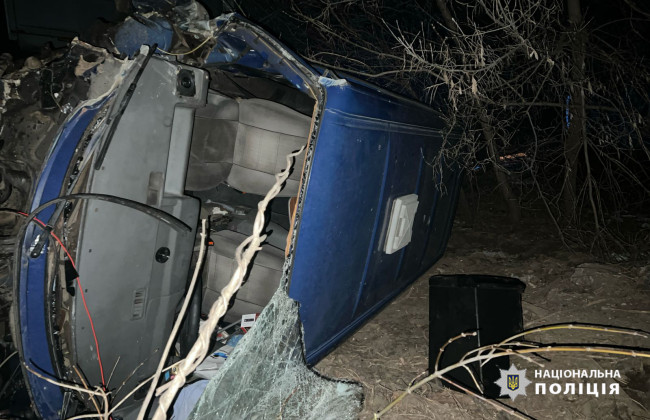 В Черкассах во время комендантского часа автомобиль врезался в электроопору и перевернулся