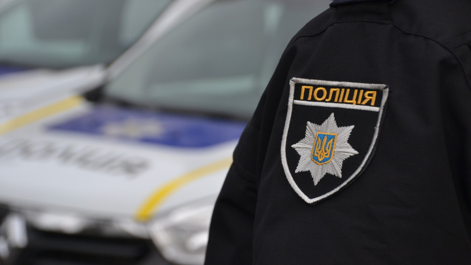 В Івано-Франківську чоловік погрожував підірвати автомобіль поліції — йому загрожує 8 років позбавлення волі