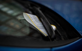 Автомобіль української делегації отримав штраф у Фінляндії через порушення паркування