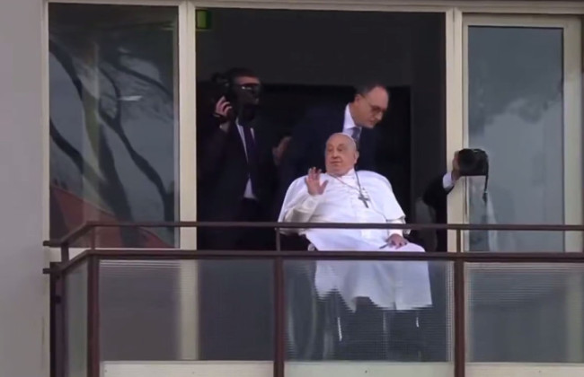 Папа Римский впервые за пять недель появился на публике и уже покинул больницу