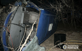 В Черкассах во время комендантского часа автомобиль врезался в электроопору и перевернулся