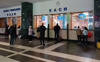 Укрзализныця усилила смены в кассах и показала ситуацию на вокзалах, фото