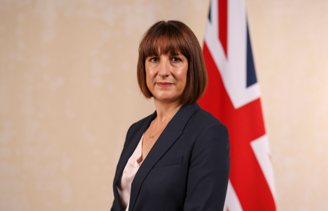 Министр финансов Великобритании попала в скандал из-за получения бесплатных билетов на концерт Сабрины Карпентер