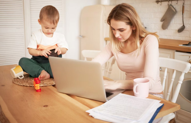 Гоструда объяснила, можно ли досрочно прекратить отпуск по уходу за ребенком